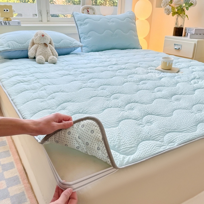 91家纺网 家纺一手货源 找家纺 麒东家纺 2026新款春夏泡泡纱夹棉床垫系列 天蓝