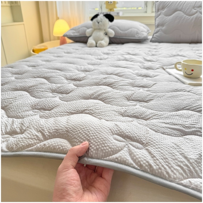 91家纺网 家纺一手货源 找家纺 麒东家纺 2026新款春夏泡泡纱夹棉床垫系列 浅灰