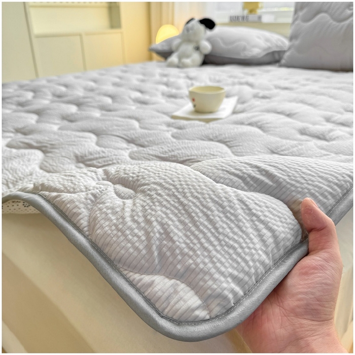 91家纺网 家纺一手货源 找家纺 麒东家纺 2026新款春夏泡泡纱夹棉床垫系列 浅灰