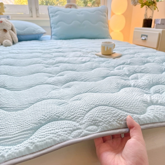 91家纺网 家纺一手货源 找家纺 麒东家纺 2026新款春夏泡泡纱夹棉床垫系列 天蓝