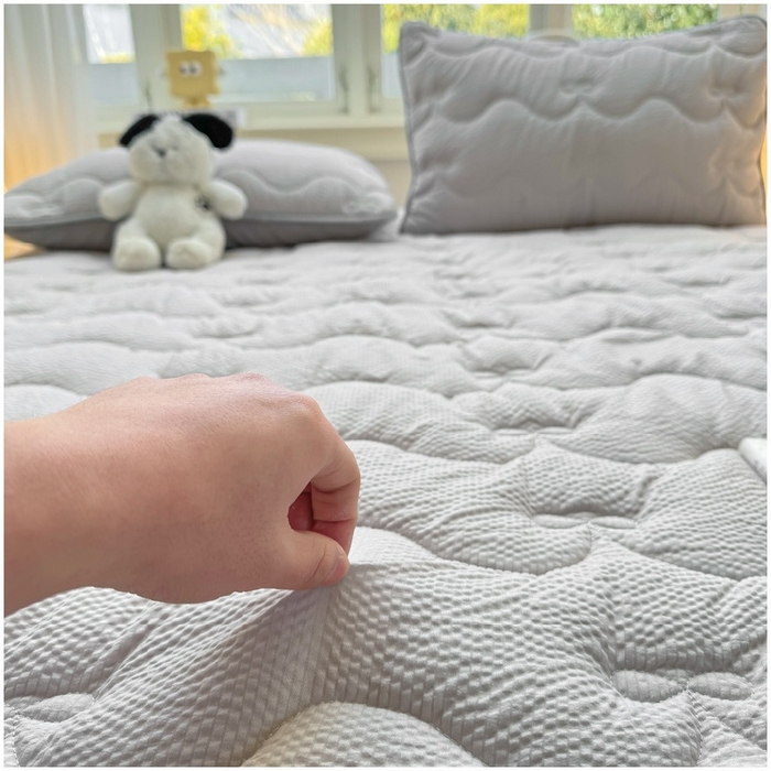 91家纺网 家纺一手货源 找家纺 麒东家纺 2026新款春夏泡泡纱夹棉床垫系列 浅灰