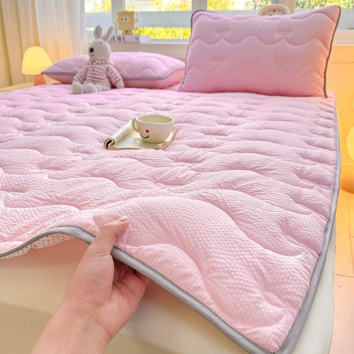 91家纺网 家纺一手货源 找家纺 麒东家纺 2026新款春夏泡泡纱夹棉床垫系列 粉色
