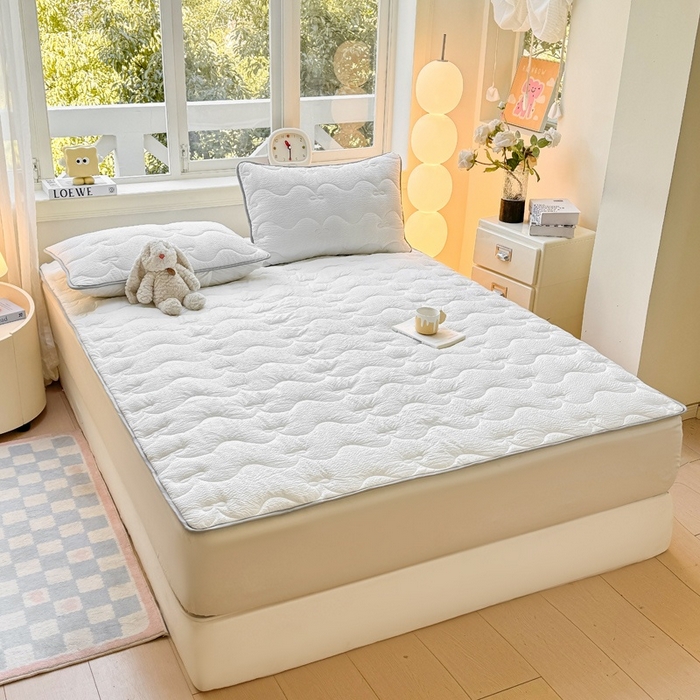 91家纺网 家纺一手货源 找家纺 麒东家纺 2026新款春夏泡泡纱夹棉床垫系列 白色