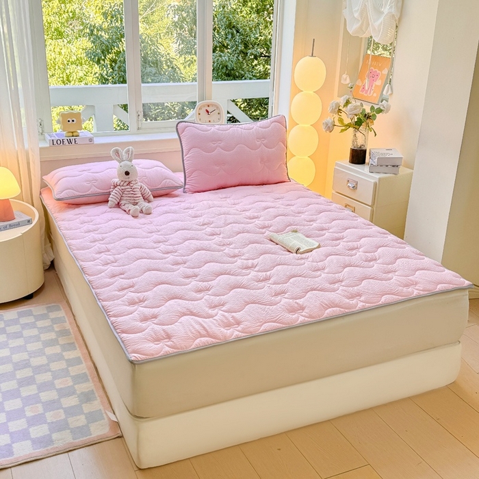 91家纺网 家纺一手货源 找家纺 麒东家纺 2026新款春夏泡泡纱夹棉床垫系列 粉色