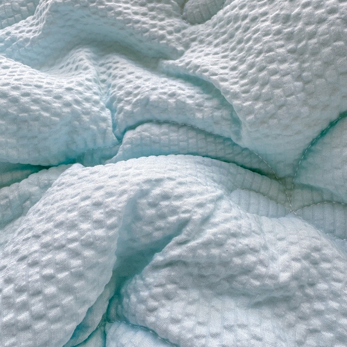 91家纺网 家纺一手货源 找家纺 麒东家纺 2026新款春夏泡泡纱夹棉床垫系列 天蓝