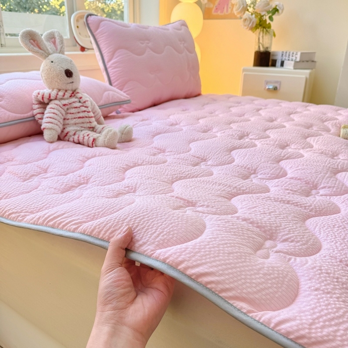 91家纺网 家纺一手货源 找家纺 麒东家纺 2026新款春夏泡泡纱夹棉床垫系列 粉色