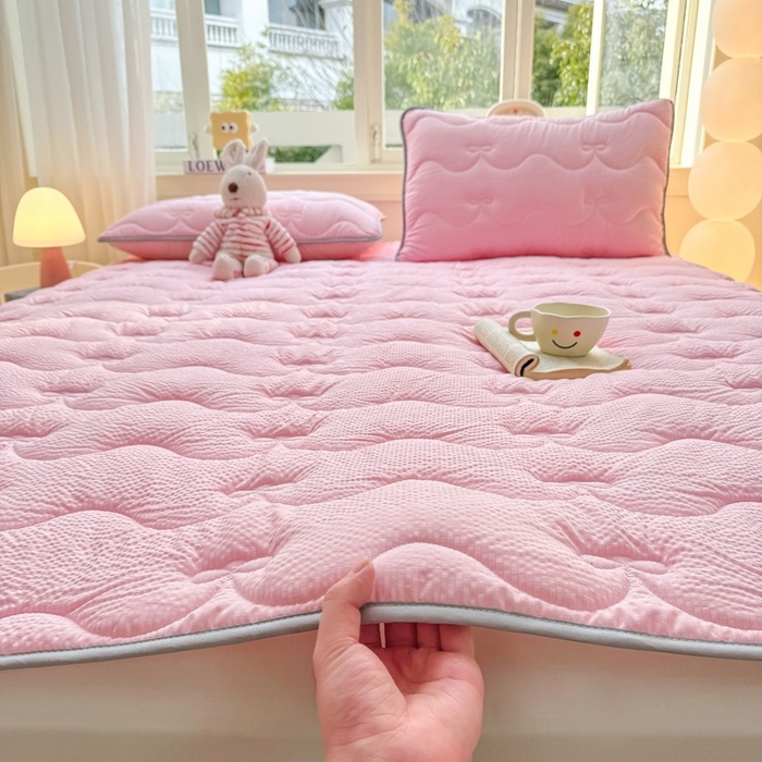 麒东家纺 2026新款春夏泡泡纱夹棉床垫系列 粉色