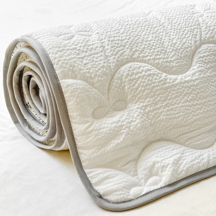 91家纺网 家纺一手货源 找家纺 麒东家纺 2026新款春夏泡泡纱夹棉床垫系列 白色