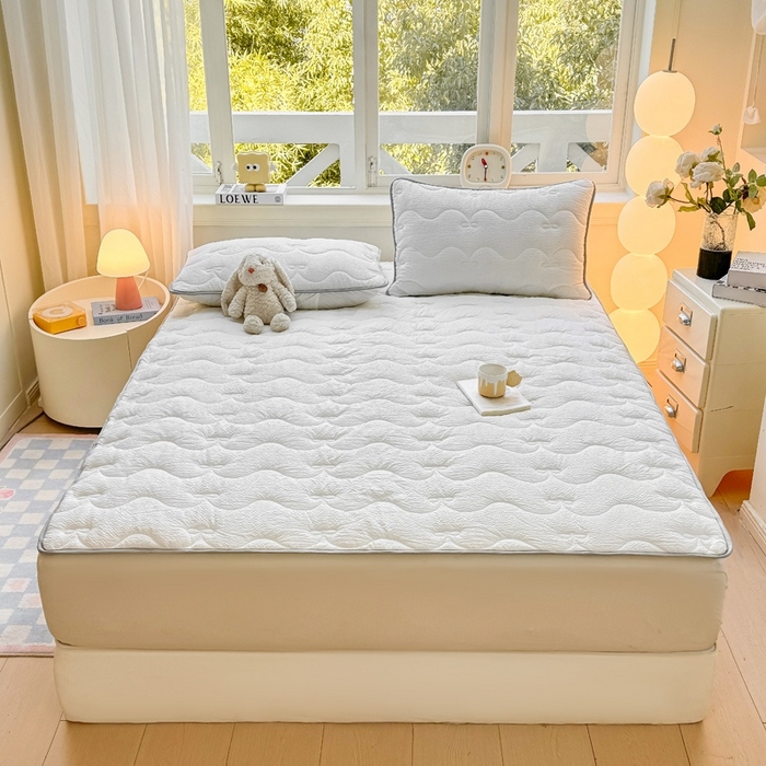 91家纺网 家纺一手货源 找家纺 麒东家纺 2026新款春夏泡泡纱夹棉床垫系列 白色