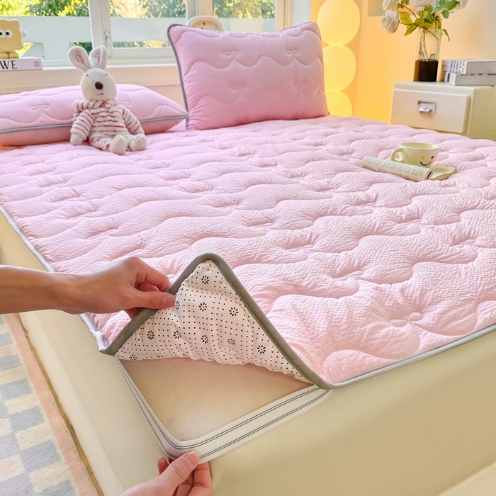 91家纺网 家纺一手货源 找家纺 麒东家纺 2026新款春夏泡泡纱夹棉床垫系列 粉色