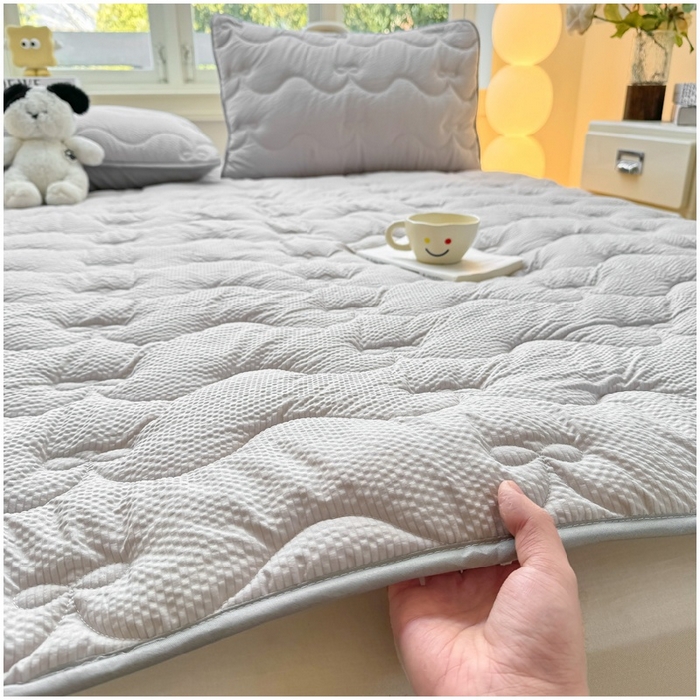 91家纺网 家纺一手货源 找家纺 麒东家纺 2026新款春夏泡泡纱夹棉床垫系列 浅灰