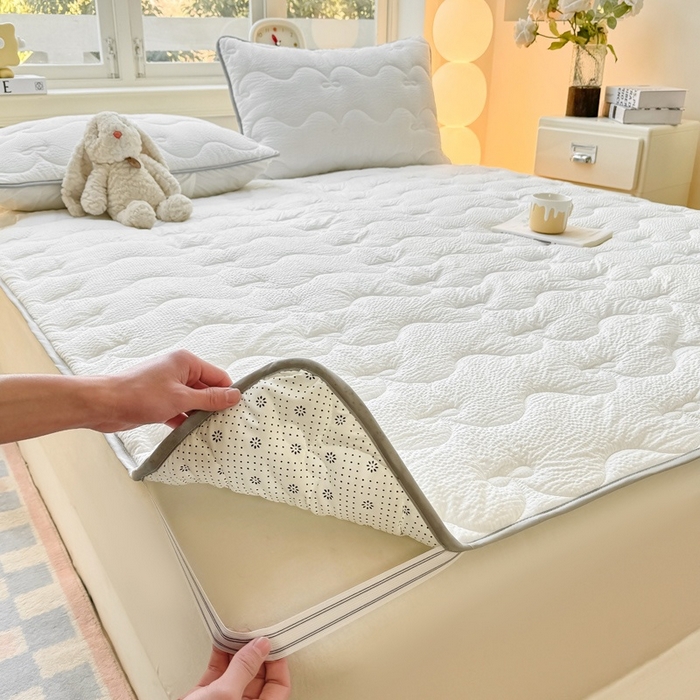 91家纺网 家纺一手货源 找家纺 麒东家纺 2026新款春夏泡泡纱夹棉床垫系列 白色