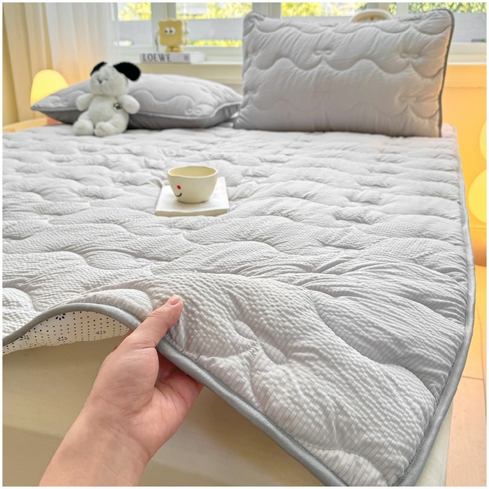 91家纺网 家纺一手货源 找家纺 麒东家纺 2026新款春夏泡泡纱夹棉床垫系列 浅灰