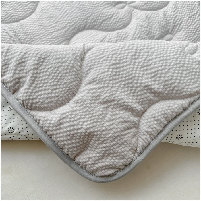 91家纺网 家纺一手货源 找家纺 麒东家纺 2026新款春夏泡泡纱夹棉床垫系列 浅灰