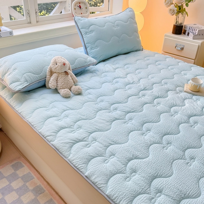 91家纺网 家纺一手货源 找家纺 麒东家纺 2026新款春夏泡泡纱夹棉床垫系列 天蓝