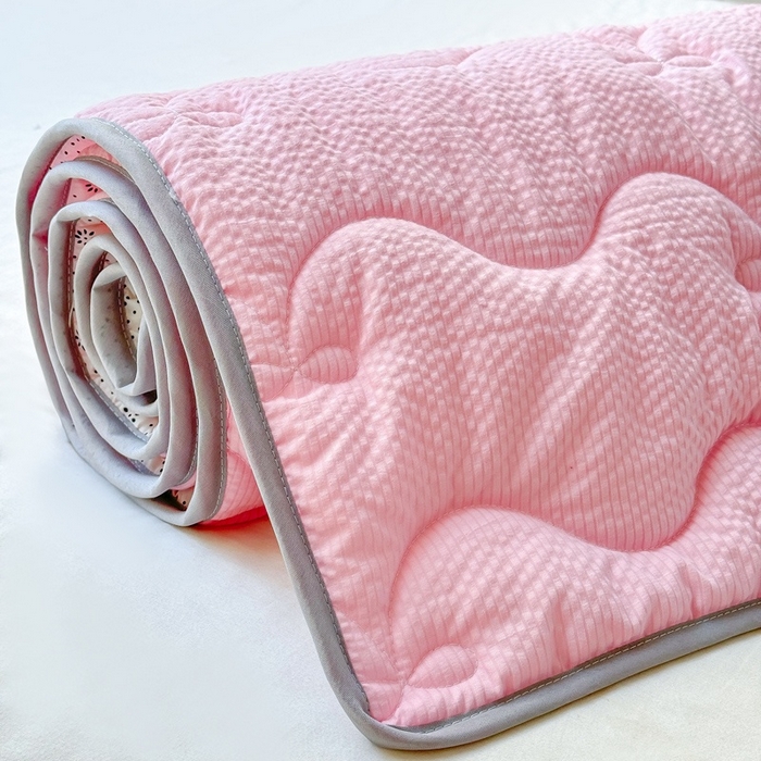 91家纺网 家纺一手货源 找家纺 麒东家纺 2026新款春夏泡泡纱夹棉床垫系列 粉色