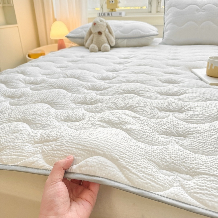 91家纺网 家纺一手货源 找家纺 麒东家纺 2026新款春夏泡泡纱夹棉床垫系列 白色