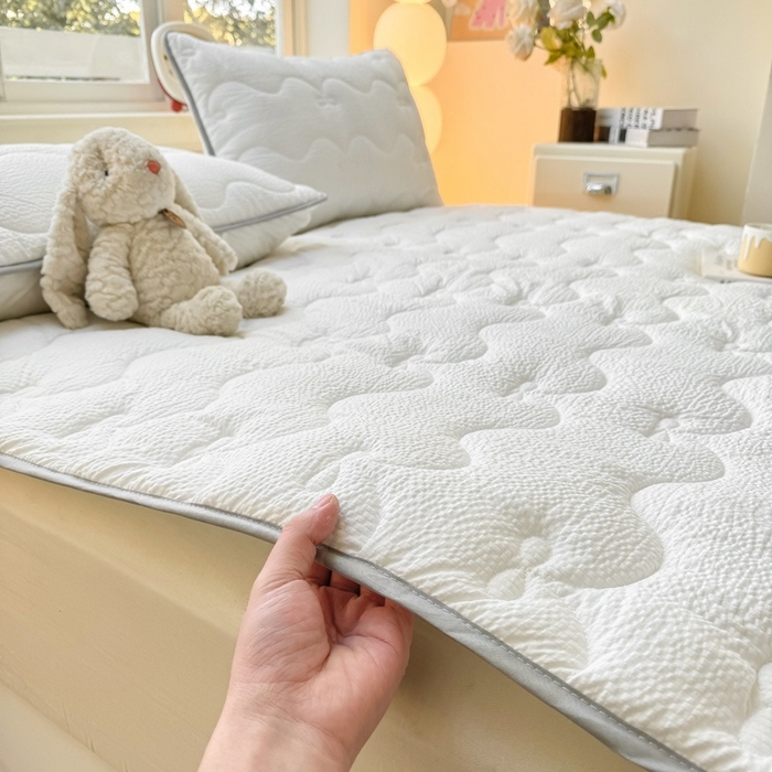 91家纺网 家纺一手货源 找家纺 麒东家纺 2026新款春夏泡泡纱夹棉床垫系列 白色