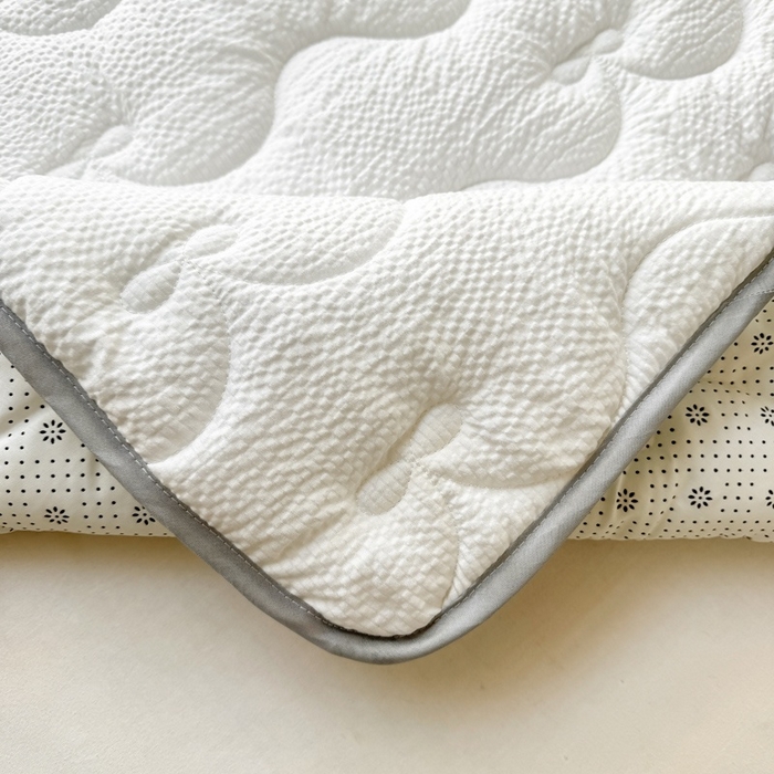 91家纺网 家纺一手货源 找家纺 麒东家纺 2026新款春夏泡泡纱夹棉床垫系列 白色