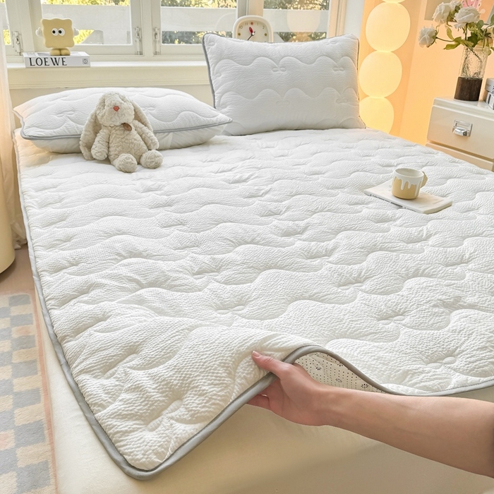 91家纺网 家纺一手货源 找家纺 麒东家纺 2026新款春夏泡泡纱夹棉床垫系列 白色