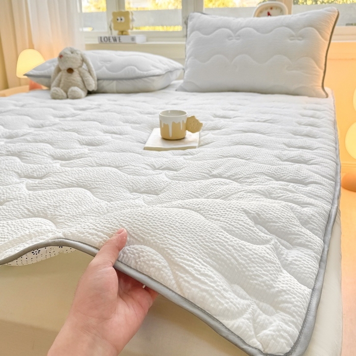 91家纺网 家纺一手货源 找家纺 麒东家纺 2026新款春夏泡泡纱夹棉床垫系列 白色