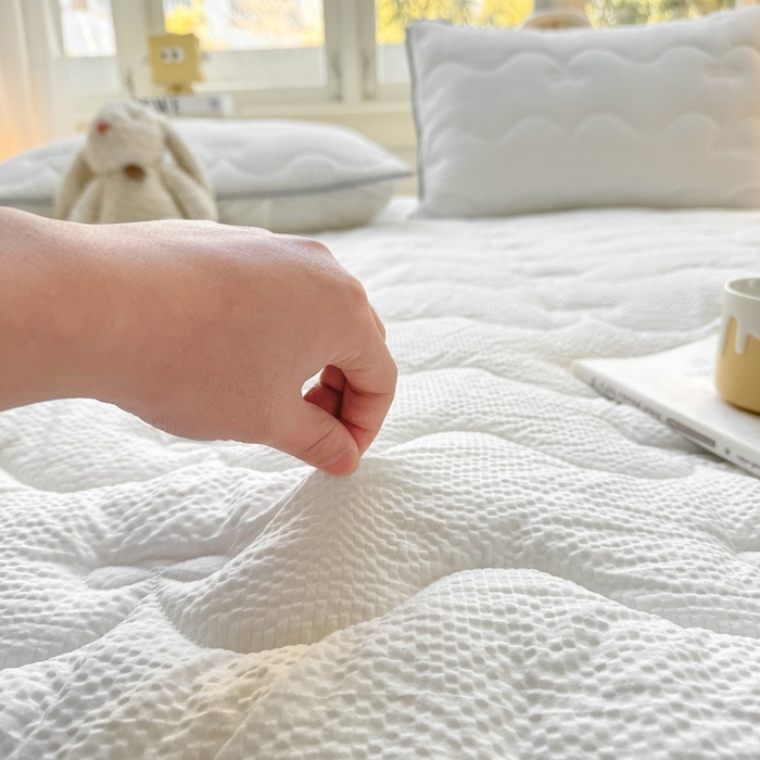 91家纺网 家纺一手货源 找家纺 麒东家纺 2026新款春夏泡泡纱夹棉床垫系列 白色