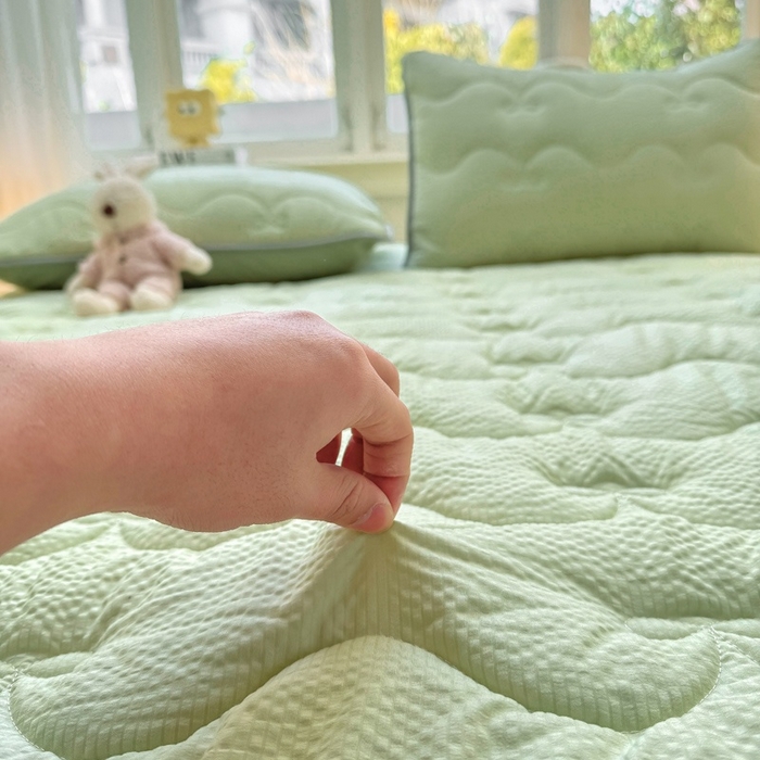 91家纺网 家纺一手货源 找家纺 麒东家纺 2026新款春夏泡泡纱夹棉床垫系列 绿色