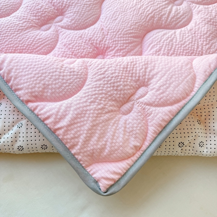 91家纺网 家纺一手货源 找家纺 麒东家纺 2026新款春夏泡泡纱夹棉床垫系列 粉色