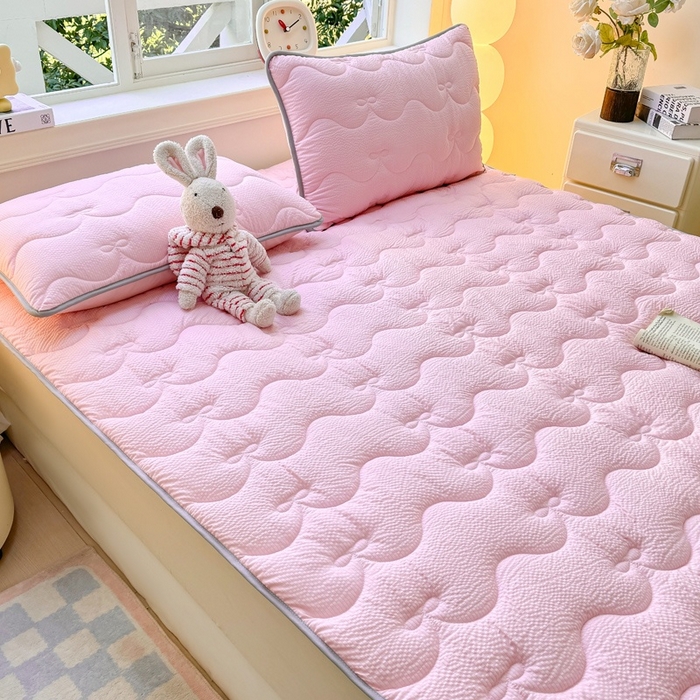 91家纺网 家纺一手货源 找家纺 麒东家纺 2026新款春夏泡泡纱夹棉床垫系列 粉色