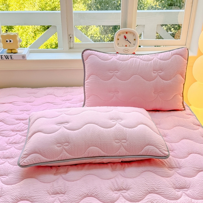 91家纺网 家纺一手货源 找家纺 麒东家纺 2026新款春夏泡泡纱夹棉床垫系列 粉色