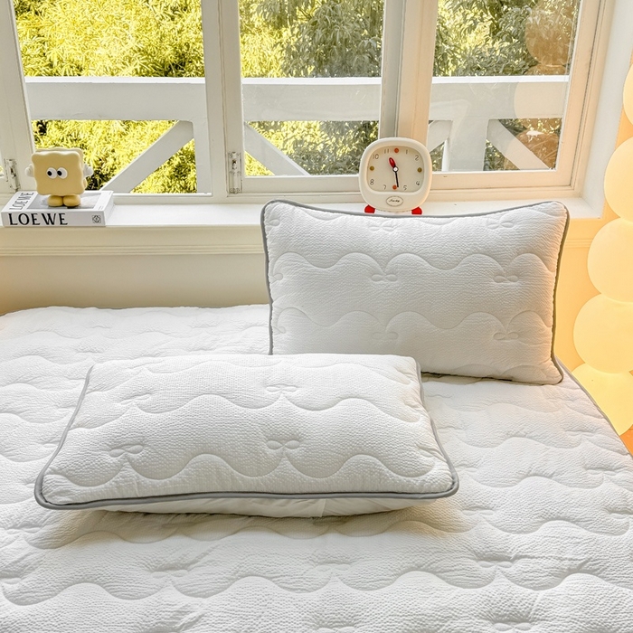 91家纺网 家纺一手货源 找家纺 麒东家纺 2026新款春夏泡泡纱夹棉床垫系列 白色