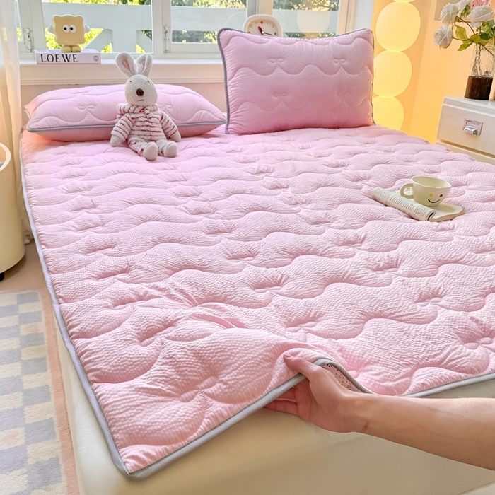 91家纺网 家纺一手货源 找家纺 麒东家纺 2026新款春夏泡泡纱夹棉床垫系列 粉色