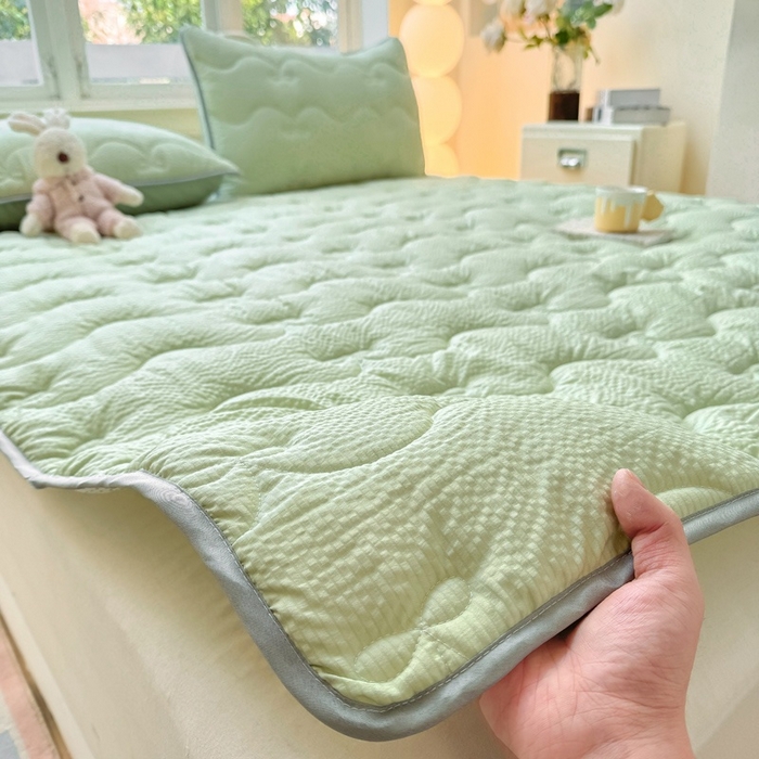 91家纺网 家纺一手货源 找家纺 麒东家纺 2026新款春夏泡泡纱夹棉床垫系列 绿色