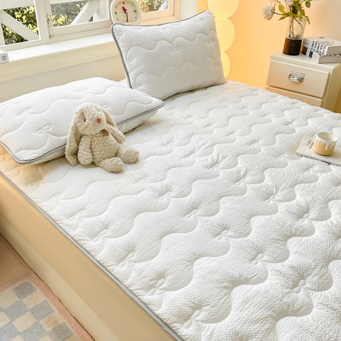 91家纺网 家纺一手货源 找家纺 麒东家纺 2026新款春夏泡泡纱夹棉床垫系列 白色