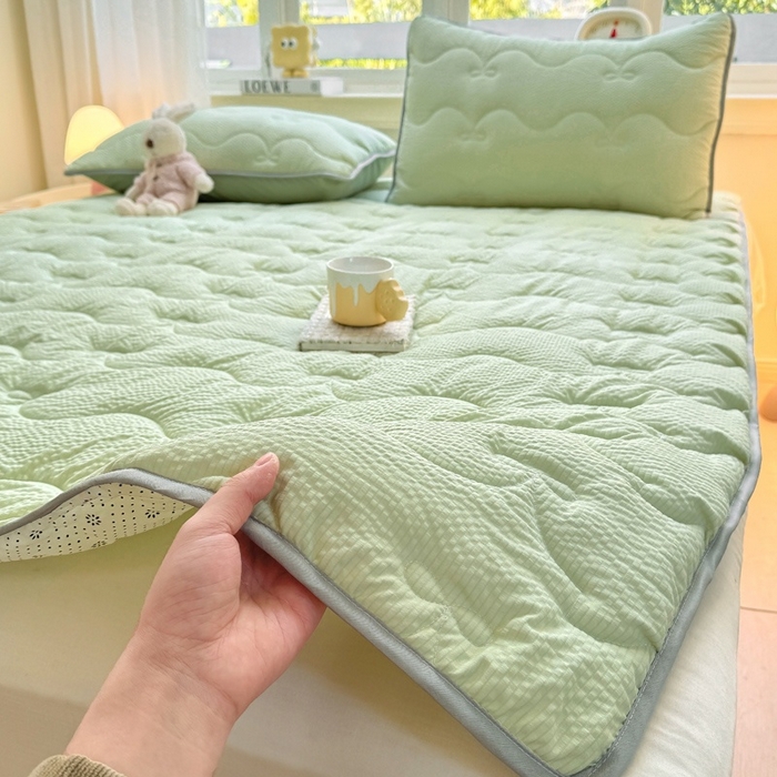 91家纺网 家纺一手货源 找家纺 麒东家纺 2026新款春夏泡泡纱夹棉床垫系列 绿色