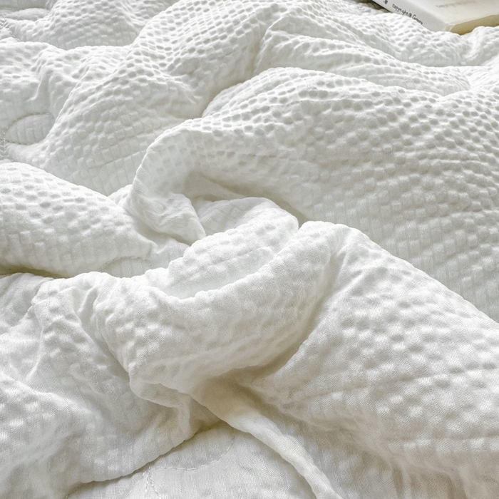 91家纺网 家纺一手货源 找家纺 麒东家纺 2026新款春夏泡泡纱夹棉床垫系列 白色