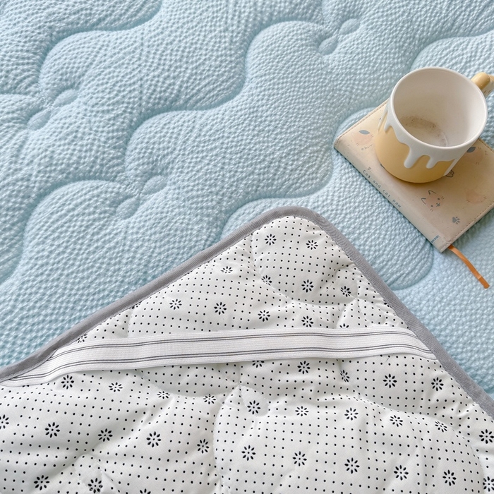 91家纺网 家纺一手货源 找家纺 麒东家纺 2026新款春夏泡泡纱夹棉床垫系列 天蓝