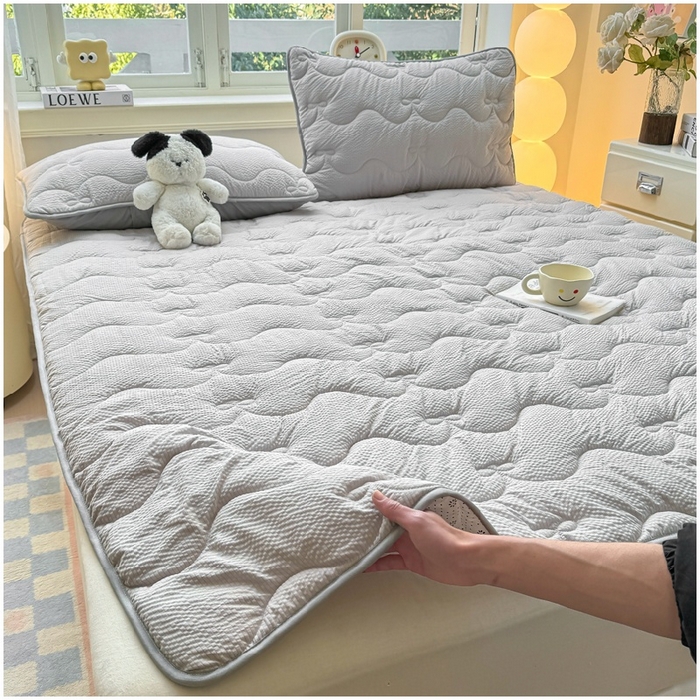 91家纺网 家纺一手货源 找家纺 麒东家纺 2026新款春夏泡泡纱夹棉床垫系列 浅灰