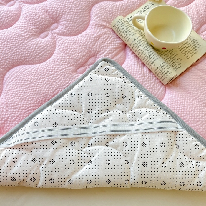 91家纺网 家纺一手货源 找家纺 麒东家纺 2026新款春夏泡泡纱夹棉床垫系列 粉色