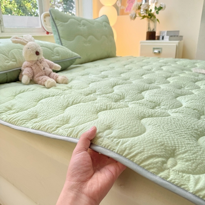 91家纺网 家纺一手货源 找家纺 麒东家纺 2026新款春夏泡泡纱夹棉床垫系列 绿色