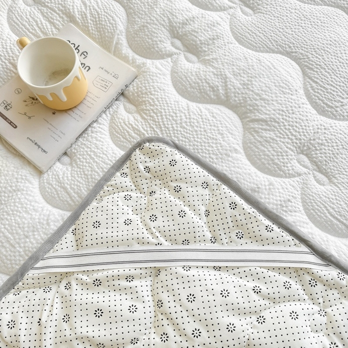 91家纺网 家纺一手货源 找家纺 麒东家纺 2026新款春夏泡泡纱夹棉床垫系列 白色