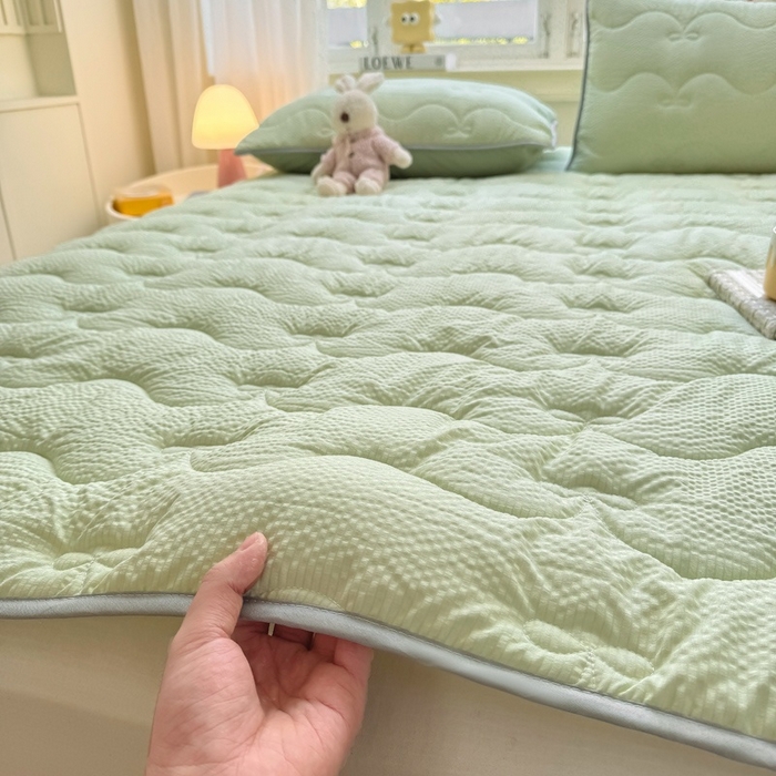 91家纺网 家纺一手货源 找家纺 麒东家纺 2026新款春夏泡泡纱夹棉床垫系列 绿色