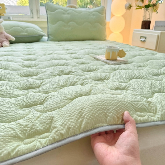 91家纺网 家纺一手货源 找家纺 麒东家纺 2026新款春夏泡泡纱夹棉床垫系列 绿色