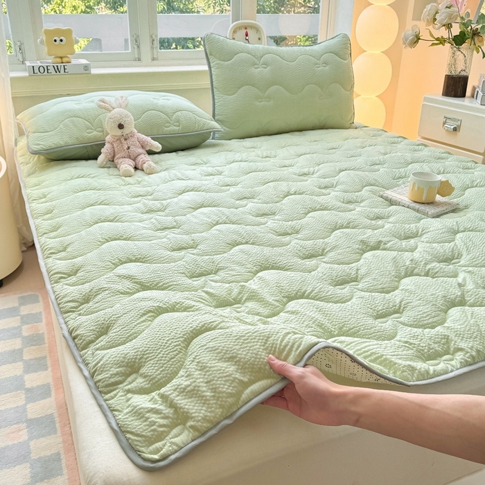 91家纺网 家纺一手货源 找家纺 麒东家纺 2026新款春夏泡泡纱夹棉床垫系列 绿色