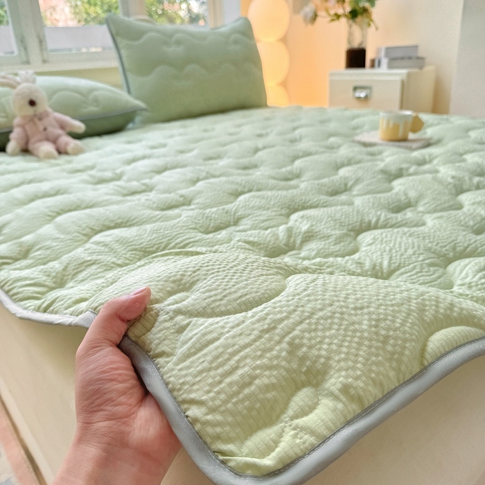 91家纺网 家纺一手货源 找家纺 麒东家纺 2026新款春夏泡泡纱夹棉床垫系列 绿色