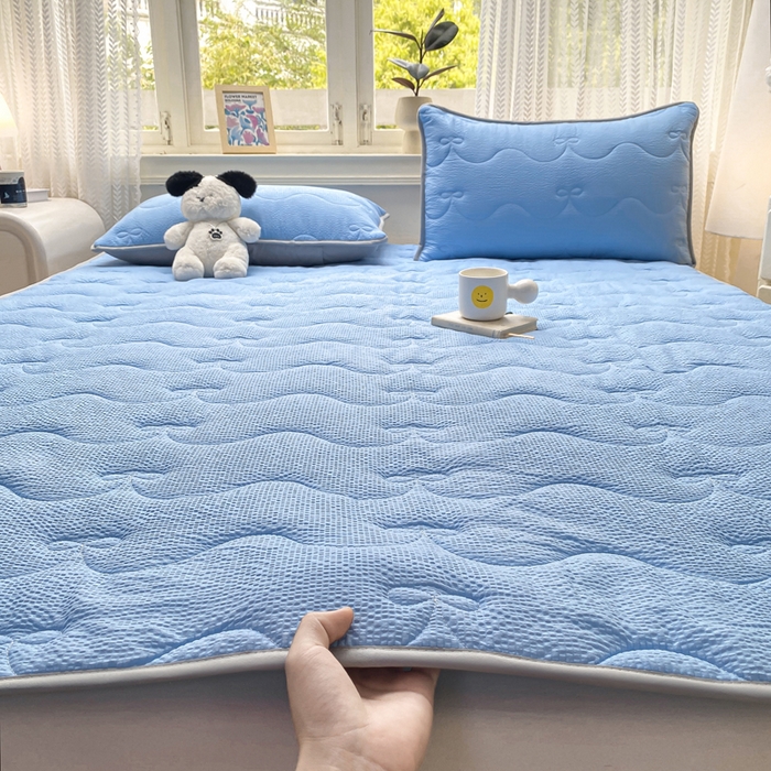 91家纺网 家纺一手货源 找家纺 麒东家纺 2026新款春夏泡泡纱夹棉床垫系列 宝蓝