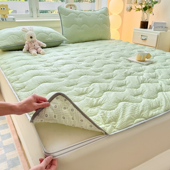 91家纺网 家纺一手货源 找家纺 麒东家纺 2026新款春夏泡泡纱夹棉床垫系列 绿色