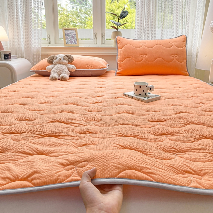 91家纺网 家纺一手货源 找家纺 麒东家纺 2026新款春夏泡泡纱夹棉床垫系列 橙色