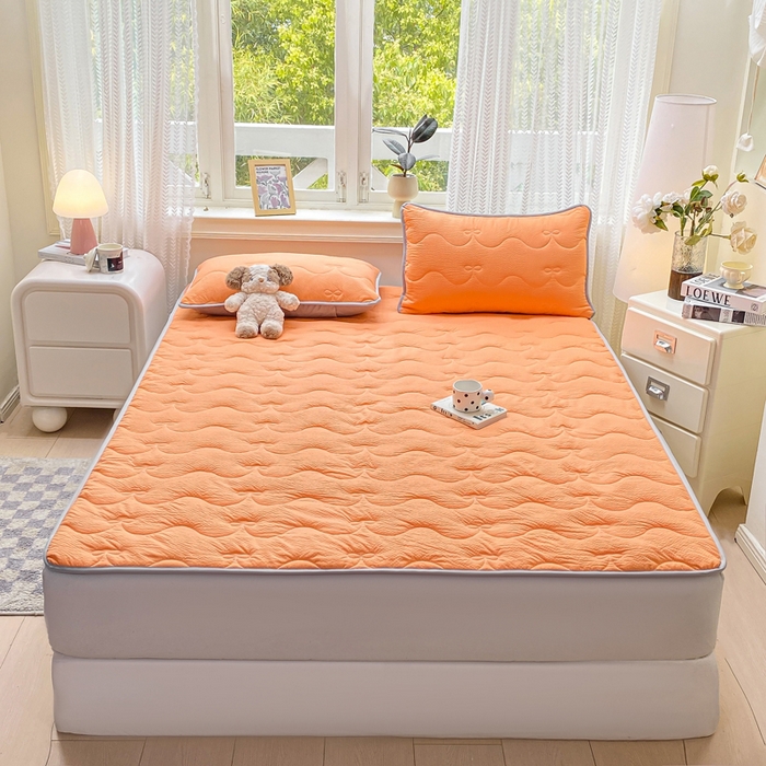 91家纺网 家纺一手货源 找家纺 麒东家纺 2026新款春夏泡泡纱夹棉床垫系列 橙色