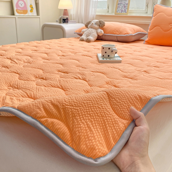 91家纺网 家纺一手货源 找家纺 麒东家纺 2026新款春夏泡泡纱夹棉床垫系列 橙色